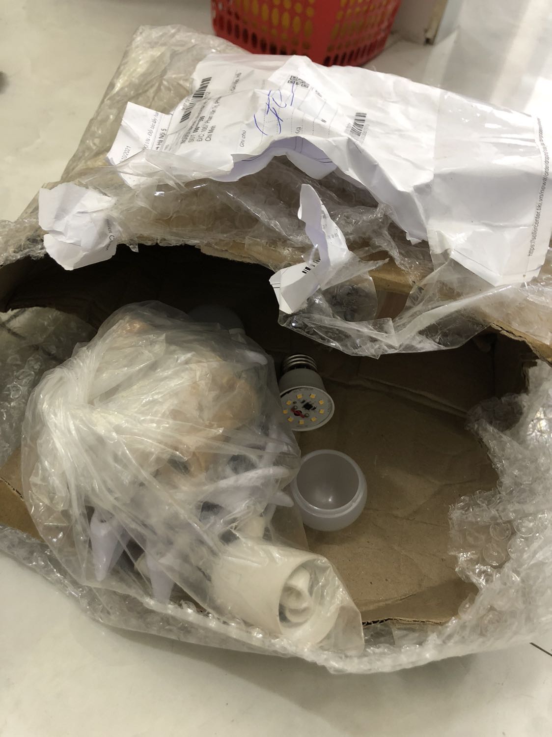 Yêu cầu tiki lấy hàng lại và tôi sẽ mua shop khác, ko thể chấp nhận kiểu gói hàng vô tâm của shop này