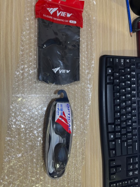 Giao hàng đúng mẫu, Kính đeo khít, chưa thử trong nước nên nên chưa biết chất lượng như thế nào.