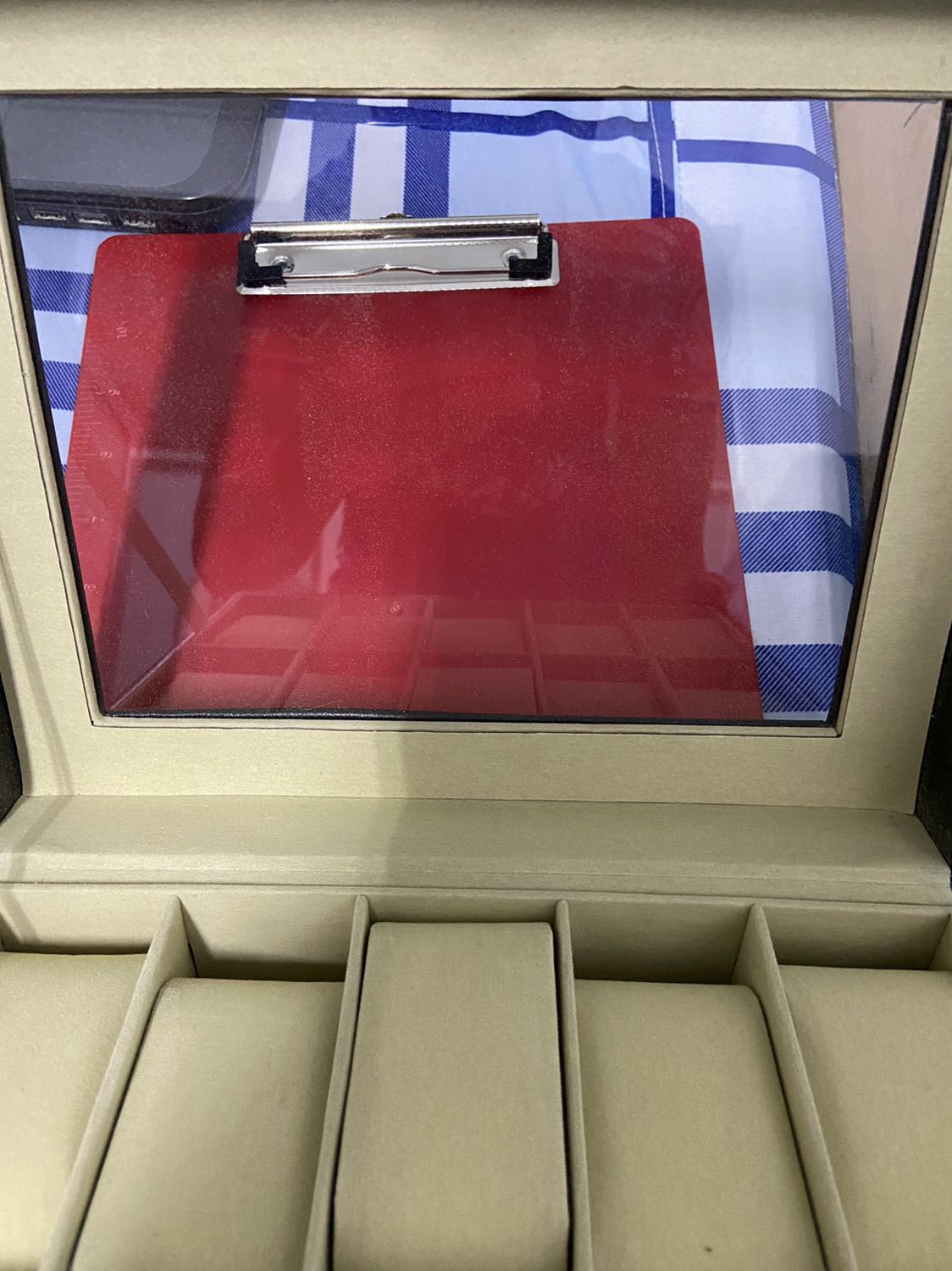 Hộ quá kín không thoáng khí … mở ra thì dơ với bụi một lớp … bên trong làm bằng giấy khá dổm👎