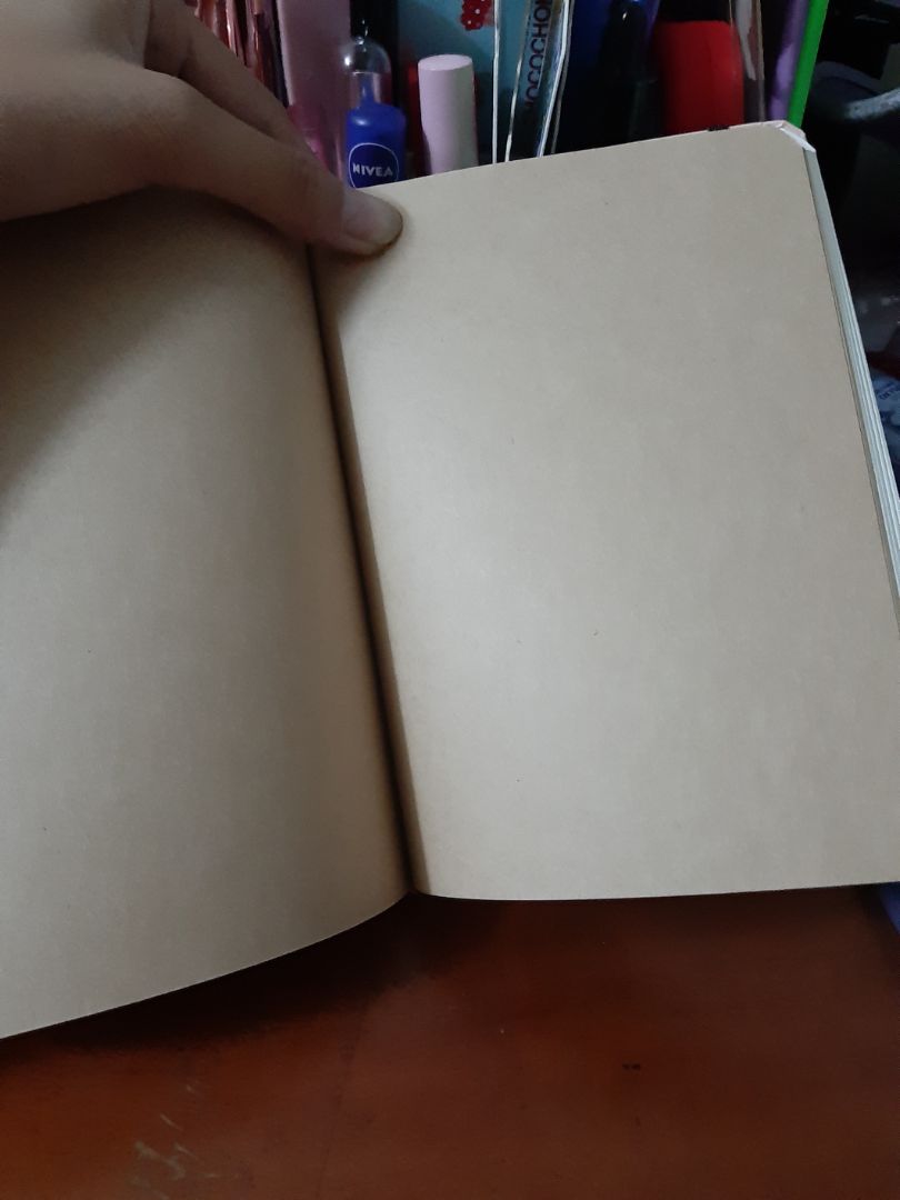 Sổ giống hình. Trang giấy rất đẹp và giày vừa đủ. Ở sau còn có cả một cái túi giấy vô cùng xinh xắn nữa. Bìa cũbg không bị nhăn hay cong. Mình cực kì hài lòng và thích sản phẩm này. ^^