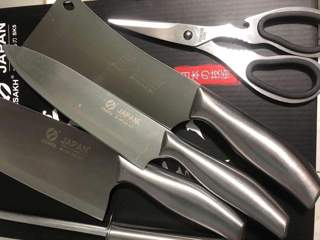 Đã nhận hàng, đóng gói cẩn thận, dao nhẹ cầm k có cảm giác. Số lượng đủ bộ. Dao rất bén. Tớ đã làm *** ngọt sớt luôn. Dao thái và kéo mới rất ok, dao chặt thì quá nuột cho 1 cú dập Mua để thái thì ổn áp nhé mn.