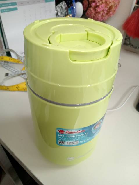 Thấy để nước nóng từ 6g chiều tối qua đến 6 g sáng hôm nay mở ra còn ấm/nóng . Ko có dụng cụ đo độ nên ko biết nóng đc bn độ . Tính ra 12 g còn ấm nóng vậy thì giữ nhiệt cho thức ăn trong tầm 4g chắc OK . Bình màu sắc đẹp . Dầy chặc giống hình chụp mô tả . Nếu bình dựng thức ăn có 2 ngăn thì tiện sử dụng hơn . Giá cao hơn chút cũng đc .