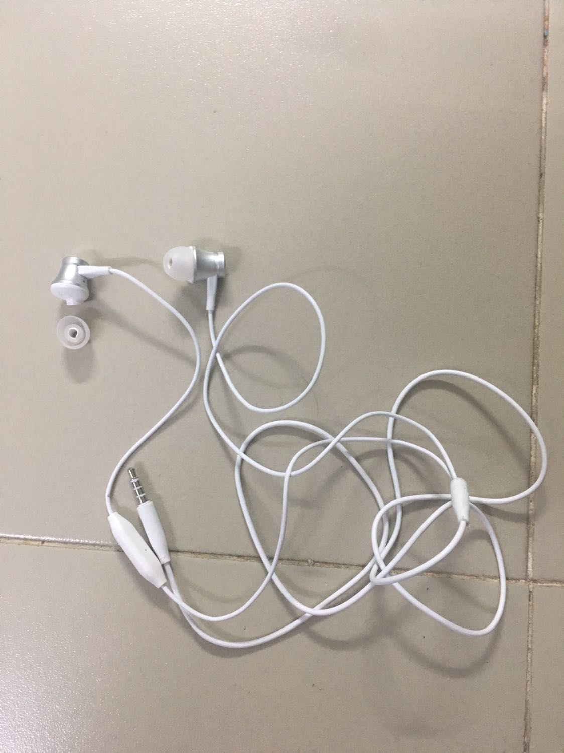 Như hàng mã. Mới mua có vài ngày, dùng được 2 lần mà một bên tai nghe bị gãy đôi. Đề nghị Shop cho đổi lại.