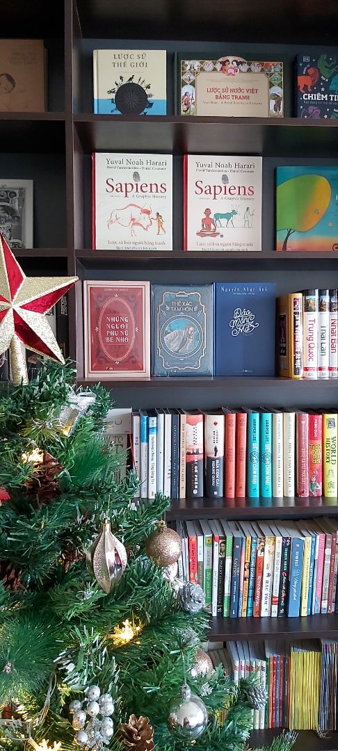 Cuốn sách này dành cho độc giả từ 13 tuổi trở lên và lười đọc chữ 🤩 "Tập 2 của bộ sách mang tên Các trụ cột của nên văn minh trình bày về một chương quan trọng trong sự phát triển của nhân loại: Cách mạng Nông nghiệp. Với bối cảnh hài hước cùng các nhân vật quen thuộc như Yuval, Zoe, Giáo sư Saraswati, Bill và Cindy, Thám tử Lopez và Tiến sĩ Hư cấu, chúng ta lại tiếp tục du hành theo dòng lịch sử để tìm hiểu về cuộc sống của con người sau khi biết làm nông, cùng với đó là sự xuất hiện của chữ viết, giai cấp, sự bất bình đẳng, v.v.. Đầy sự dí dỏm với các nhân vật sinh động, câu chuyện được kể theo cách có thể thu hút cả những người thường không quan tâm tới khoa học và lịch sử. Đây sẽ là cuốn sách tuyệt vời dành cho bạn"
Mình nhận được nhiều ưu đãi từ nhà sách Times Books và dịch vụ Tiki, mình mua được giá ui thương 125k 🥰. It's great. Like & Thanks!