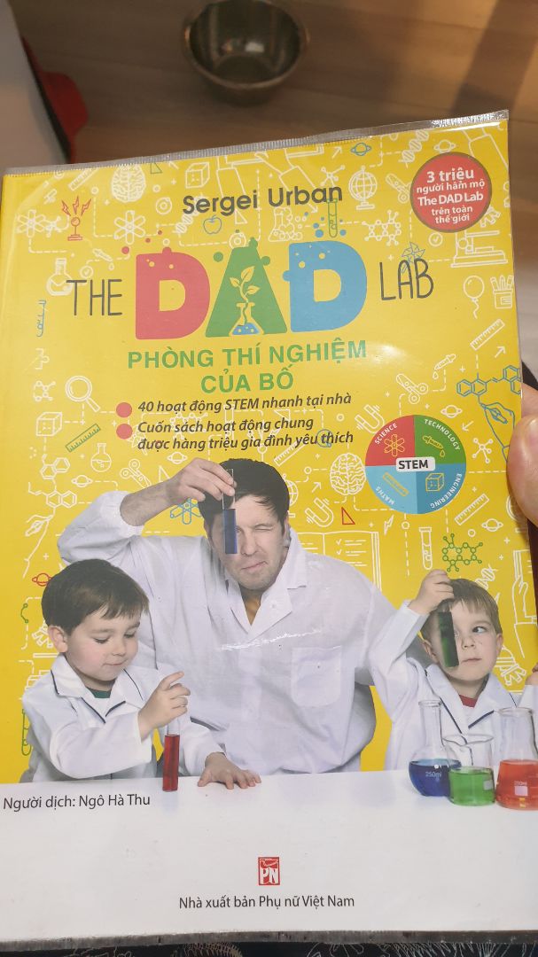sách nội dung dễ xem, dễ làm. Giấy ổn, màu sắc in đẹp, rõ nét. Các thí nghiệm cơ bản vui vui nhưng giải thích tạm okie (cách giải thích không phù hợp với lứa tuổi tiểu học đổ xuống)