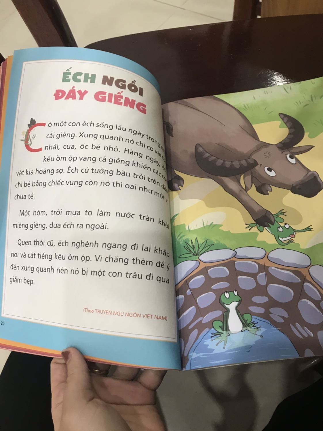 Ảnh đẹp chữ to, cuốn truyện to bằng tờ A4. Gồm truyện ngụ ngôn ngắn ngắn dễ đọc cho bé, tô màu, ghép hình... Nhưng minh hoạ nhiều chỗ chưa đúng (ví dụ truyện về sói nhưng lại minh hoạ con cáo nên bé ko đồng ý khi mình đọc theo truyện là con sói). Từ ngữ dùng chưa phù hợp lắm với các bé hoặc câu cú còn lủng củng chưa gãy gọn. Vì vậy  khi đọc mình có thể tự chuyển thành các từ tích cực hơn (ví dụ bác nông phu quyết tâm trả thù, nghe khá nặng nề). Nhìn chung đáng mua nhé các mẹ.