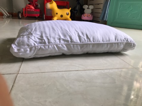 Nằm êm nhưng ruột gối thấp nên cho thêm bông gòn vào thêm nằm sẽ êm hơn
