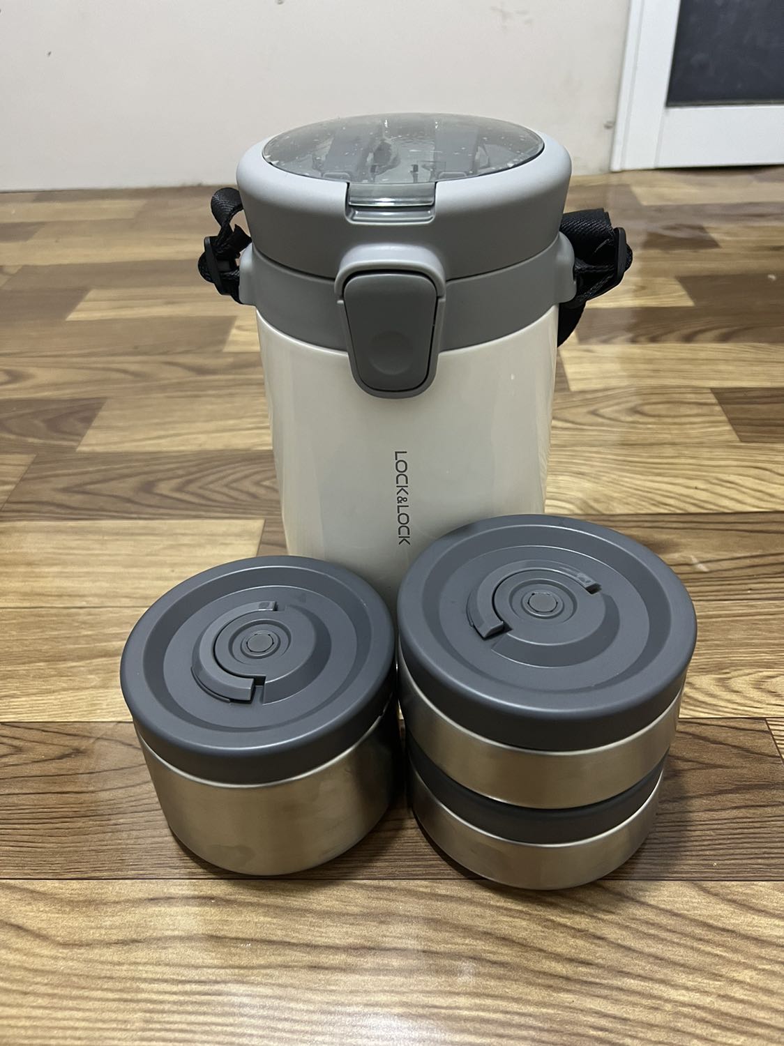 Hàng đến hộp còn mới, bên ngoài là kim loại chứ không phải nhựa như mình nghĩ. Hộp cơm bên trong bằng inox khi đổ đồ nóng thì sẽ không cầm và vặn hộp ra được, nắp hộp có nút thoát khí để không bị kẹt. Phần nĩa, muỗng đi kèm sau khi ăn xong có thể phải chạm tay vào phần bị dính thức ăn để tách 2 phần ra. Còn về phần giữ nhiệt 10/10, mình đổ nước vừa sôi gần đầy cho cả 3 hộp, sau 6 tiếng vẫn có thể nấu mì được, gần 24 tiếng sau chạm vào nước vẫn còn ấm (nếu đổ ít nước có thể sẽ không được như vậy), nhìn chung cũng đủ để giữ thức ăn đến trưa. Voucher tiki + momo chỉ còn hơn 400k, không mong đợi gì hơn.