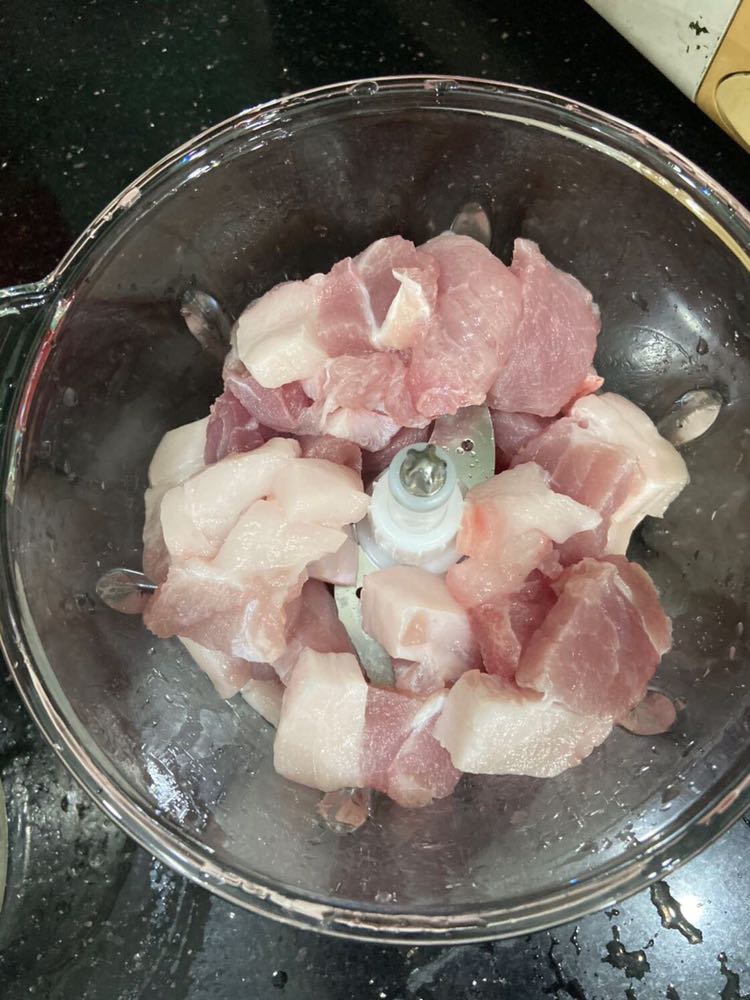 Giao hành nhanh, ở xa nhưng nhận hàng nguyên vẹn ko 1 vết xước. Cối thuỷ tinh rất dày chắc chắn, lưỡi dao được bọc lớp bảo vệ an toàn tránh bị đứt tay, xay khá là êm ko kêu è è như mấy cái máy trc m dùng