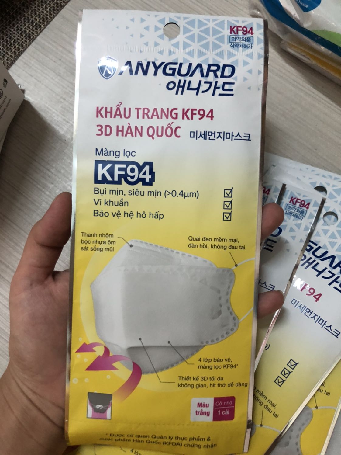 Hàng ổn lắm, thích nhất là hàng niêm lại. Khi sử dụng phải cắt bao bì, nên mình nghỉ an toàn  hơn . Chỉ có giá chát quá thôi. Mà đang mùa dịch nên chấp nhận thôi