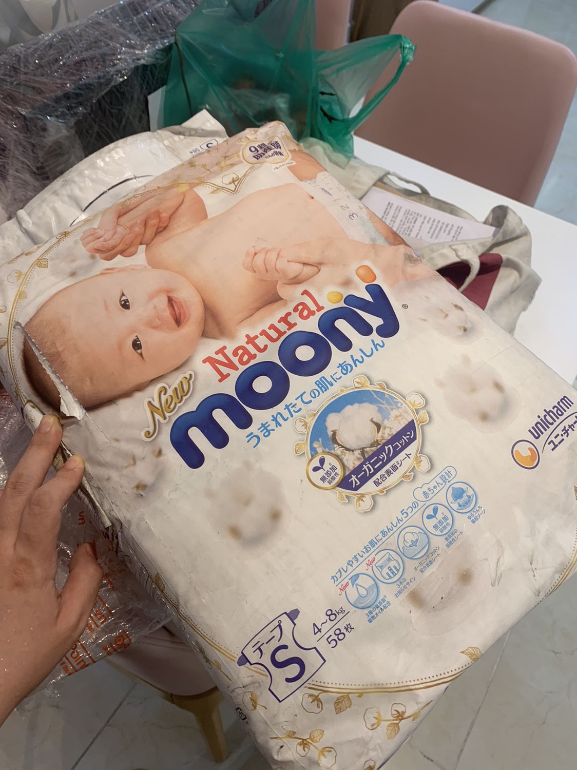 Bao bì đã rất bẩn lại còn bị rách làm bẩn mất mấy cái bỉm ở trong, rất lãng phí vì đồ ko hề rẻ