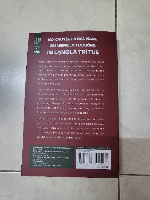 Sách mới và được bọc rất cẩn thận. Chống shock đầy đủ, hộp carton dày dặn chứ không như những lần mua hàng được cảnh báo của các bạn mình đã đặt trước đó. Hoàn toàn hài lòng. Chị shipper lịch sự chu đáo, mình đặt 2 đơn khác nhau mà chị giao liề luôn. Hoàn toàn xứng đáng 5 sao về chất lượng và dịch vụ mà mình được trải nghiệp ở Tiki