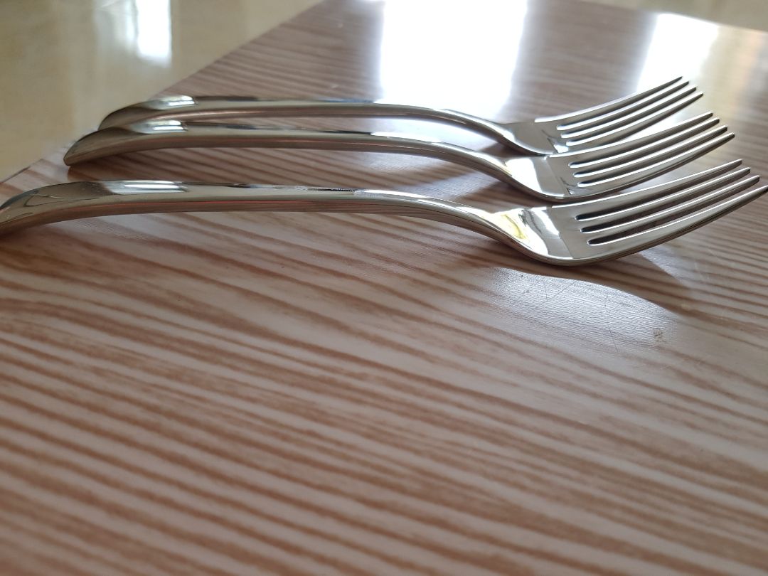 Bộ dĩa inox đẹp, bóng, không hề có vết trầy xước hay lỗi. Cầm rất chắc chắn. Thân dĩa cứng cáp lắm. Rất chất lượng luôn, xứng đáng với số tiền bỏ ra.