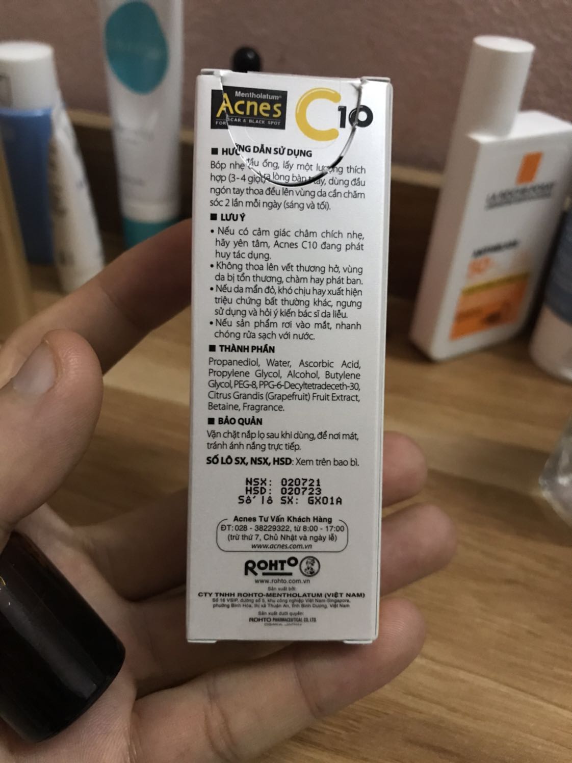 Giao hàng nhanh. Chất sản phẩm lỏng, trong suốt nhé. Bôi lên da thì hơi dầu dầu, cảm giác khó thấm nên chỉ nên dùng 1 bước này thôi, không layer được thêm sản phẩm khác. 
Nghe đồn dễ oxi hoá nên phải chiết ngay ra chai nhỏ để dùng. Mọi người nên bóp cho ít không khí bên trong nhất có thể rồi hãy đóng nắp đỡ bị oxi hoá hơn