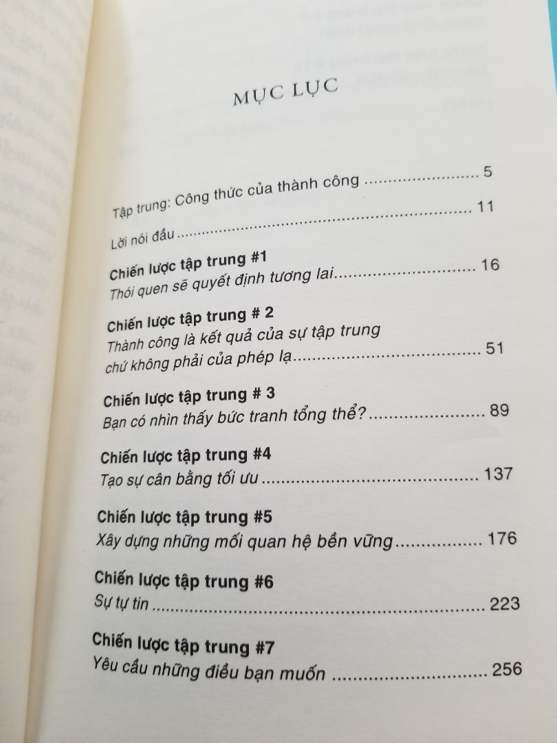 - Tuy chưa đọc hết, nhưng sau khi đọc hơn 1/3 quyển, cá nhân mình cảm thấy sách không truyền tải đúng nội dung như tiêu đề "Sức mạnh của tập trung" mà chỉ quanh quẩn ở việc lên mục tiêu cho cuộc đời, lời khuyên về thói quen, xây dựng mối quan hệ,...là điều mà bạn có thể thấy ở hầu hết các cuốn self help khác. Nếu bạn đang nghĩ quyển này sẽ đưa ra những lời khuyên, thông tin khoa học, kiến thức về kỹ năng tập trung,...hay nói chung là bàn về sự tập trung, thì bạn sẽ khá thất vọng đấy vì theo như mục lục là chỉ có một chương nói sơ về việc đó ~~.
- Ngoại quan sách Tiki giao cho mình không vấn đề gì.