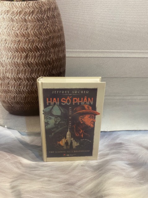 Nghe sách nói được chương 1 là dính liền phải lên Tiki đặt ngay. Sách đẹp, giấy đẹp, mỗi tội k có markbook, thấy mấy chỗ khác có bán phiên bản bìa cứng có markbook mà tiếc quá, sách dày mà k có kẹp sách đọc hơi bất tiện. 
Nội dung đọc cuốn lắm, k muốn dừng lại luôn. Chưa đọc hết nhưng thật sự thấy hấp dẫn.
Nên mua.