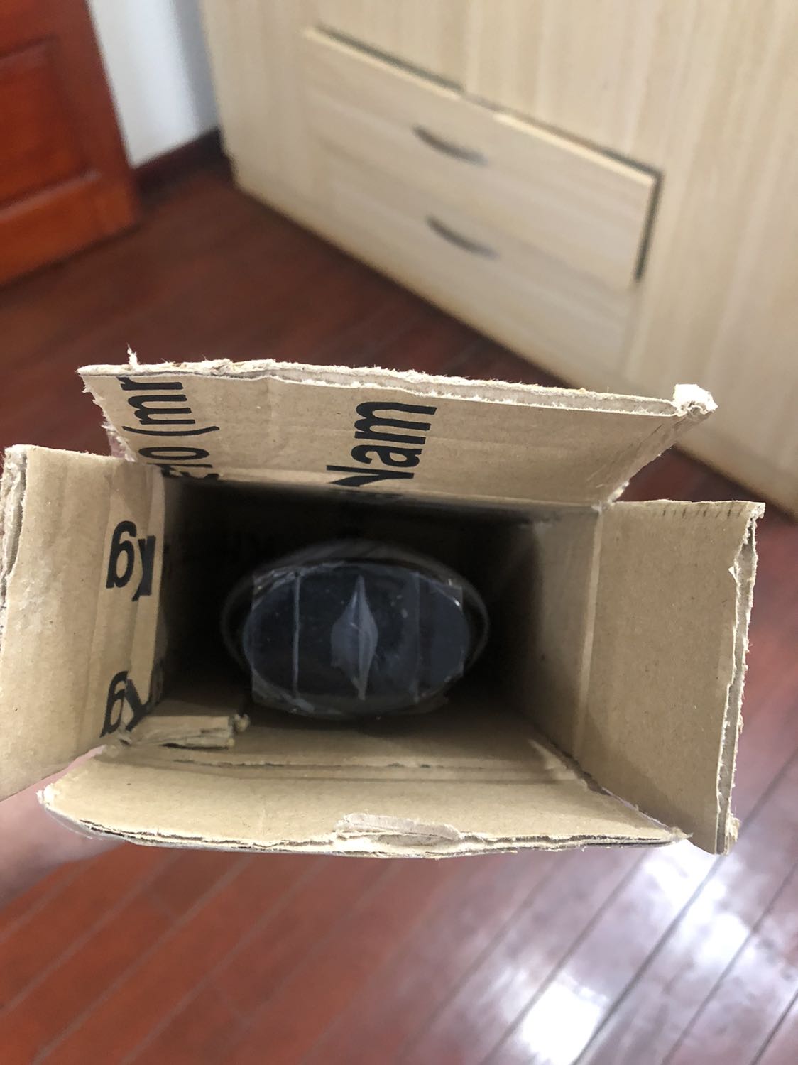 Đóng gói tệ,sản phẩm không còn nguyên seal mà được dán bằng băn dính tự chế,không biết có phải hàng mới không hay hàng dùng rồi thừa mang bán.