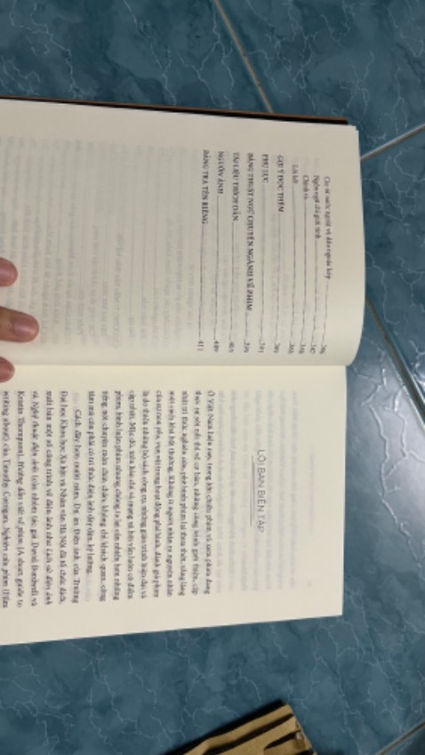 Một cuốn sách hướng dẫn chi tiết các bước viết về phim, bao gồm phân loại dạng bài, cách research thông tin viết bài đến cách sử dụng từ ngữ - giọng điệu ra sao khi viết về phim