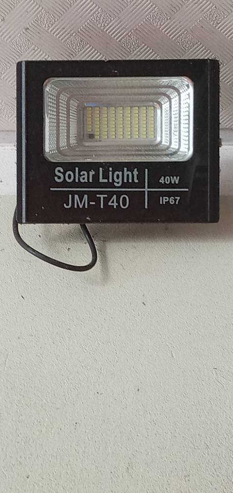 Tấm pin bé, đèn bé ít bóng, độ chiếu sáng để nhìn rõ thì chỉ được khoảng 20m2,nếu so với đèn của hãng khác thì công xuất thực của đèn này chỉ đạt 20w. Tóm lại là không nên mua.