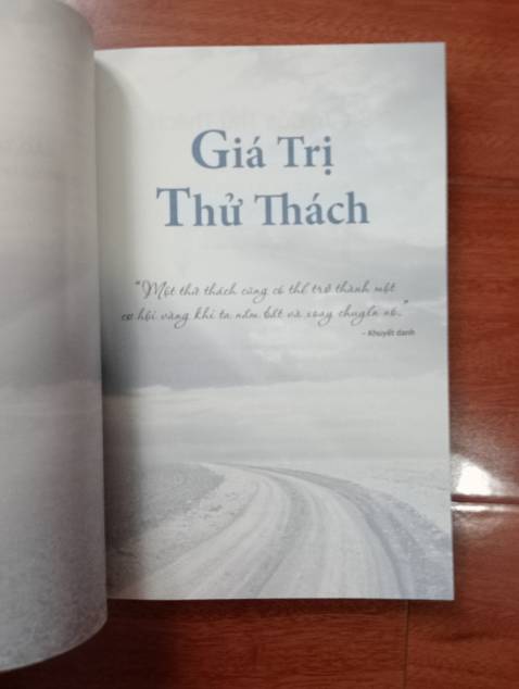 Sách đóng gói cẩn thận, được bọc nguyên vẹn khi vận chuyển tới. Các câu chuyện trong sách chứa đựng rất nhiều ý nghĩa về cuộc sống. Đây thực sự là cuốn sách mà ai cũng nên đọc qua để hướng đến những suy nghĩ tích cực và không từ bỏ khi gặp phải bất hạnh.