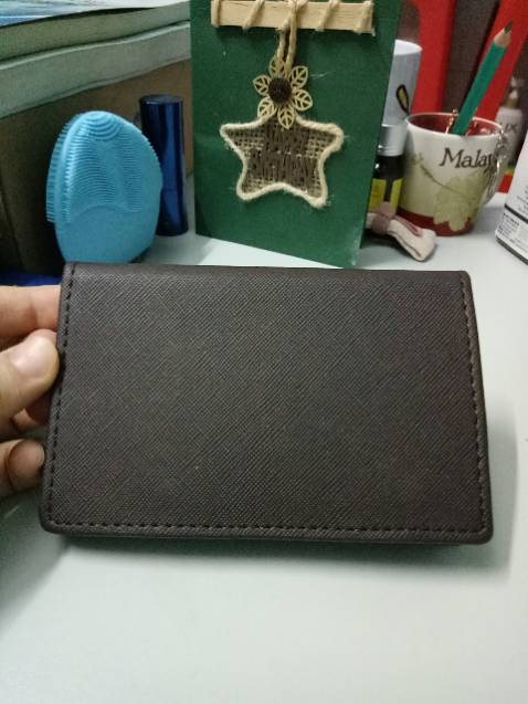 Ví rất đẹp, vừa vặn. Để được thẻ, CMND, tiền. Ví bỏ túi cũng không bị cộm, chất liệu chắc chắn. 5 sao