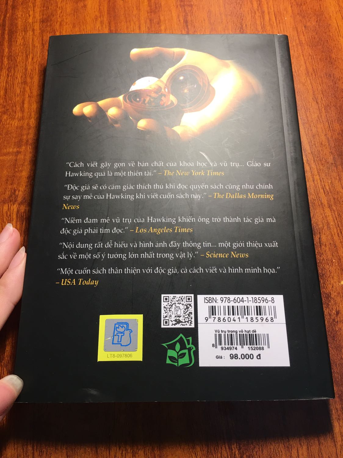 Sách hay, chất lượng tuyệt vời, giao hàng siêu nhanh, vừa đặt tối qua sáng nay có hàng luôn. NHƯNG sách vừa giao về thì bị trầy mất 1 phần phía góc sách và mặt sau thì như bị va chạm vào đâu đó khiến cho bìa sau bị cong lên 1 tí, suýt rách.