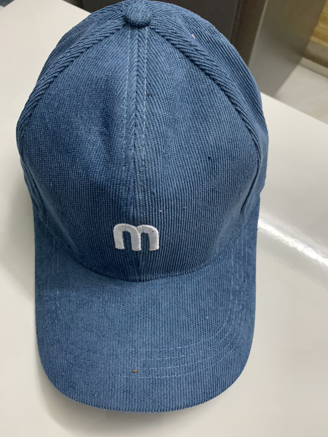 Nón đúng như giới thiệu, vải nhung gân, khoá nón phía sau trông khá chắc chắn Nón đúng như giới thiệu, vải nhung gân, khoá nón phía sau trông khá chắc chắn