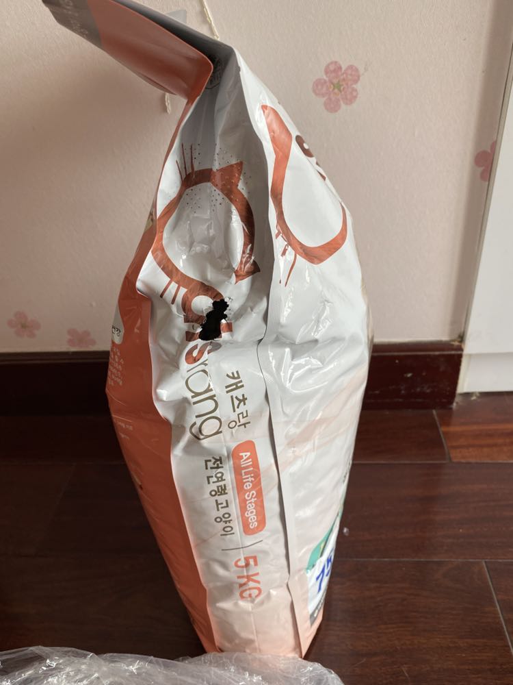 Ok nhé. Bao bì không bị rách, thủng (đã từng mua ở chỗ khác và bị thủng một lỗ). Hạn dùng đủ dùng.

Lần thứ 2 mua ở đây thì lại bị thủng một lỗ to như bị chuột gặm. Bán hàng có tâm chút chứ. Thủng lỗ to như vậy thì không thể không biết.