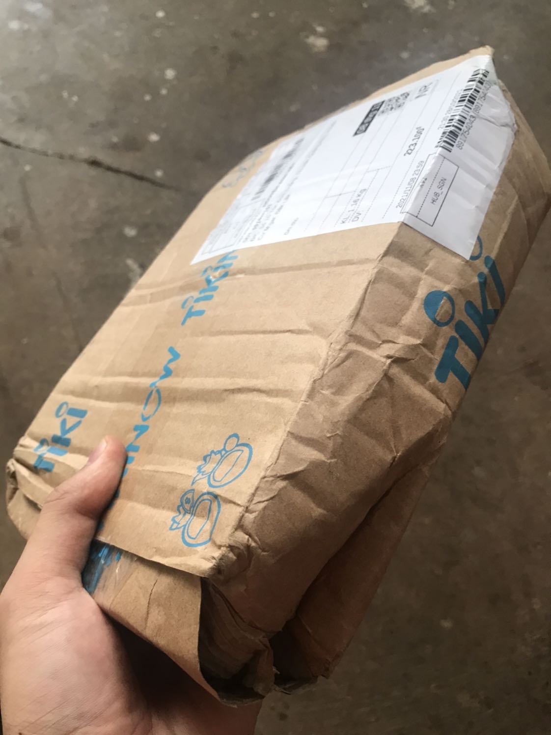 Nội dung chưa đọc nên k đánh giá. Sách đẹp. Nhưng gói hàng hơi tệ. K có kê bằng xốp để vừa vặn trong hộp. Xộc xệch. Hộp khi nhận thì móp méo. Sách bên trong thì gãy góc. Có quyển còn rách 1 chút nữa. K biết tại sao lại nhét kèm mấy tờ giấy màu trắng rách tươm vào hộp, k có tác dụng gì vì quá ít k chêm đc góc sách