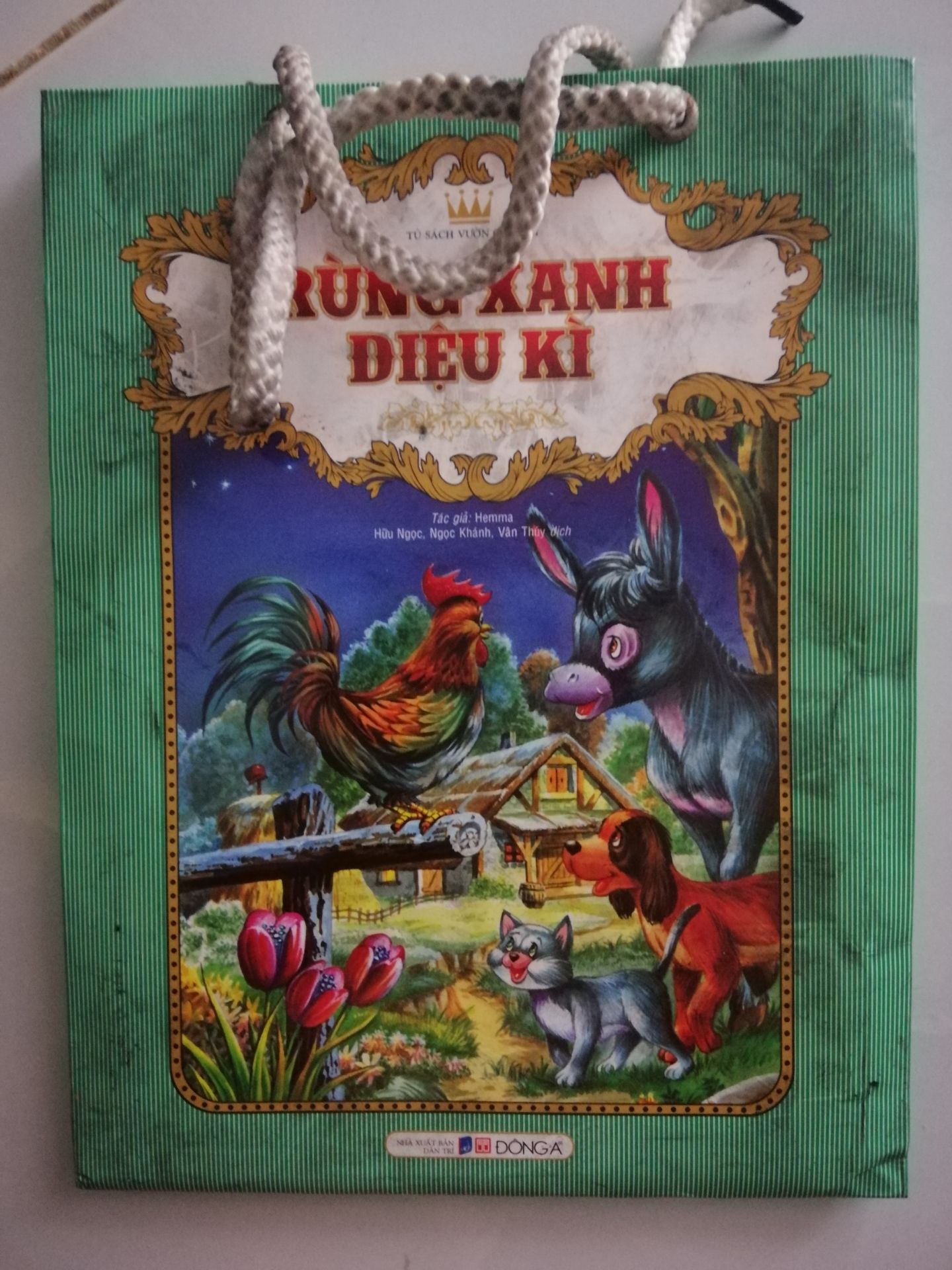 Xui ghê. Nhận hàng mà shock luôn ấy ạ. Túi đựng sách phủ một lớp đầy bụi hay than gì đó đen thui, quai xách cũng đen luôn. Cũng may sách ở trong chỉ bị lấm lem xíu xiu và lau sạch được. Hy vọng khi gói hàng nhân viên có thể xem xét kĩ xíu ạ.