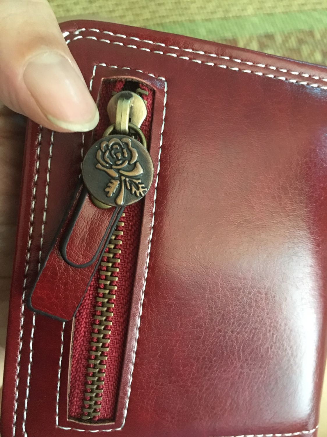 Ví đẹp như hình, đường may đều, chắc chắn... mỗi tội chỉ có 1 ngăn ở giữa! Cơ mà vote 5 sao vì ví cầm trên tay rất thích! Bông hoa cổ m thêm vào cho tí màu mè thôi!