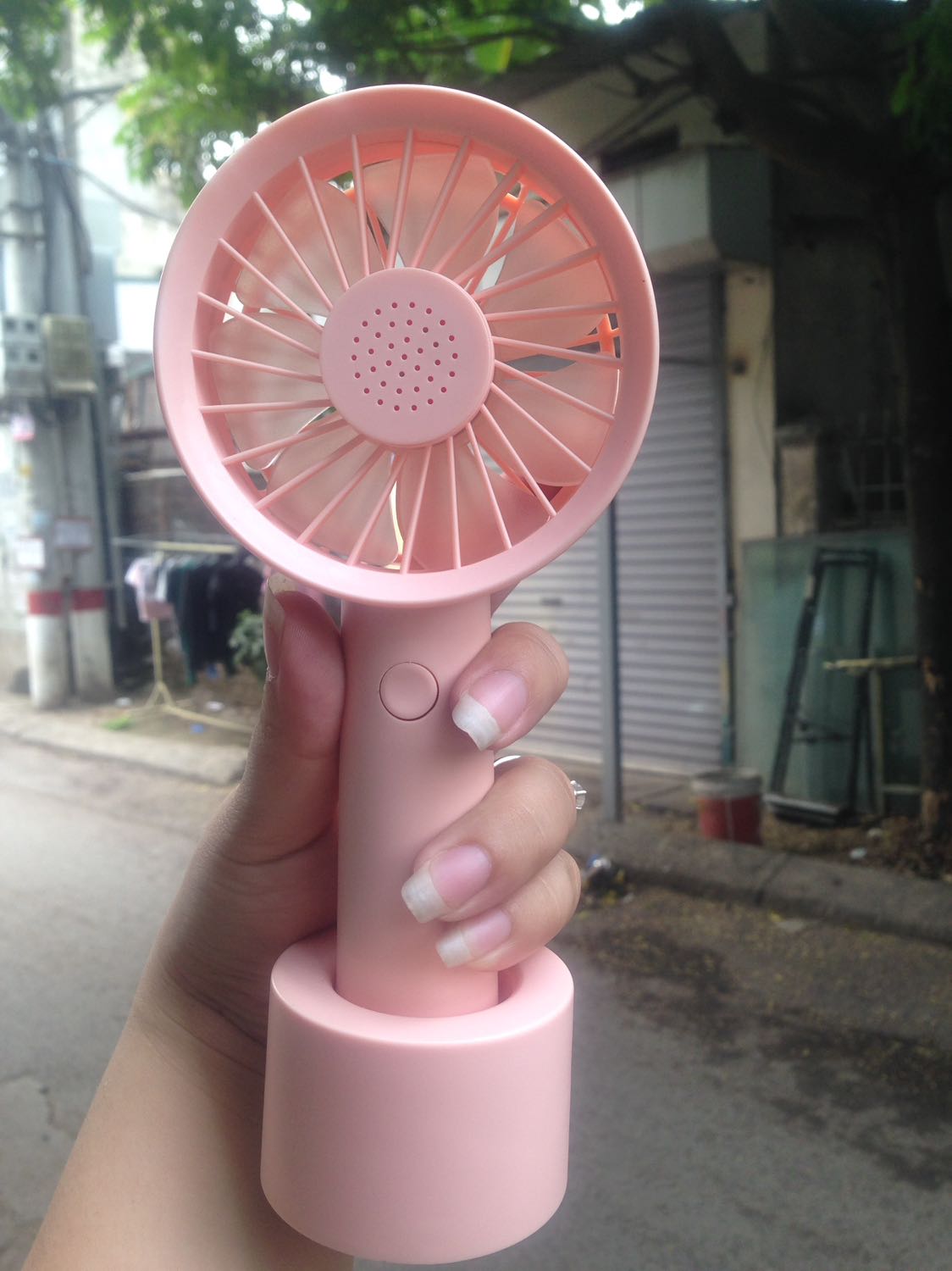 Hàng có thương hiệu có khác, giá thành cao nhưng rất đáng tiền, không ôm cục tức. Quạt êm, mát, pin trâu, thích nhất là cái thiết kế khuếch tán nước hoa, nó đã cái nóng gheeee. Nên từ bỏ những hàng giá rẻ không có thương hiệu mọi người ạ