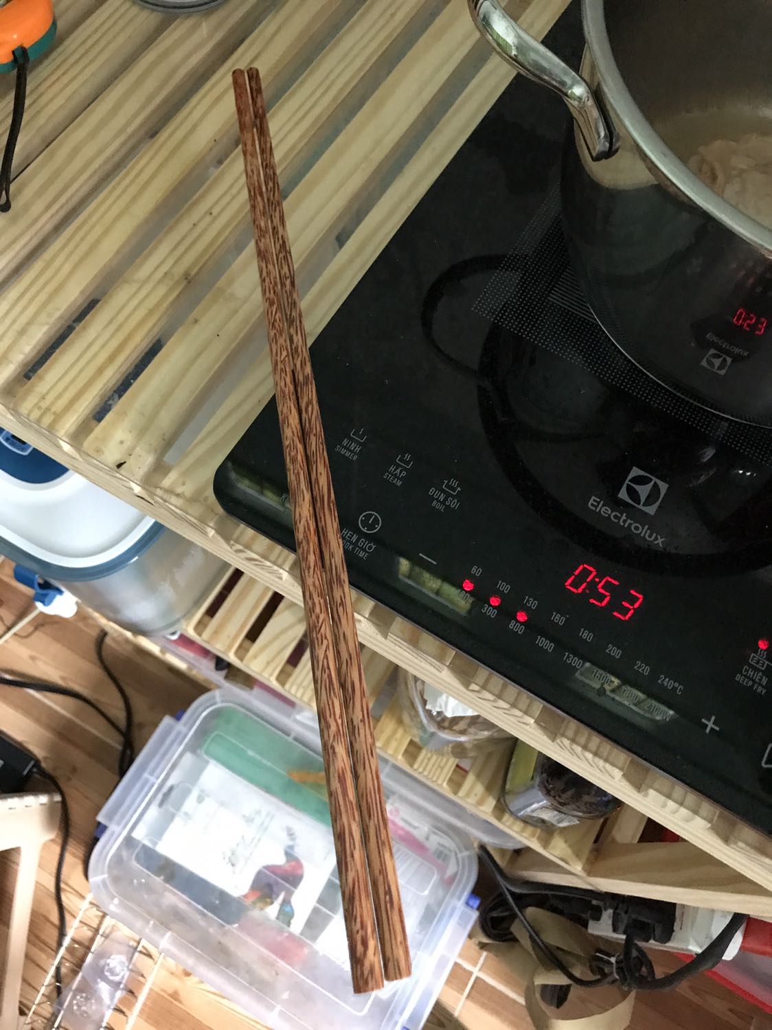 Đũa đẹp, gia công tỉ mỉ, rất hài lòng. Đũa dài hơn chiều dài được công bố. Mục miêu tả ghi dài 33 nhưng thực tế dài tới gần 39cm nên cầm hơi vướng một chút