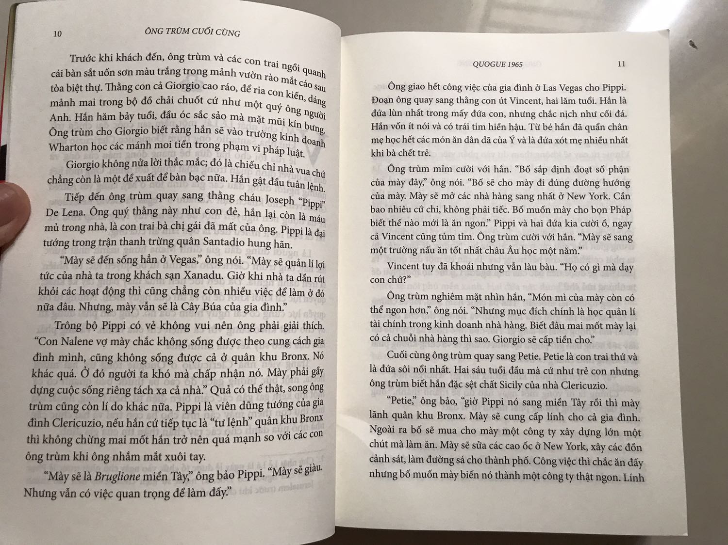 Từ cuốn Bố Già của dịch giả Ngọc Thứ Lang đọc xong đã quá cuồng nên tìm tiếp cuốn này nội dung chưa đọc nhưng hy vọng cũng hay tương tự. Thông cảm vì dịch nhưng khâu vận chuyển ảnh hưởng tới chất lượng sách nhiều quá. Sách mới tiki trade xưa giờ vẫn được bọc plastic nay không có nữa nhìn như sách cũ.