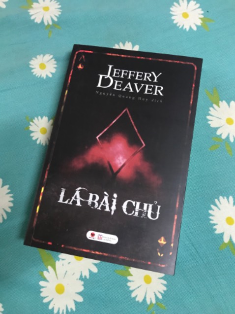 Jeffery Deaver là độc nhất vô nhị với những cuốn trinh thám viết về khoa học hình sự và phân tích hiện trường. Các nhân vật phản diện trong các tác phẩm của ông đều là những nhân vật kiệt xuất, văn võ song toàn. 

Henry Loving, kẻ phản diện trong tác phẩm này là một kẻ tàn bạo, độc ác nhưng vô cùng thông minh. Kỹ năng moi thông tin, áp đặt, thao túng tâm lý của hắn thuộc dạng siêu hạng. Chắc chỉ có xác chết mới có thể giữ im lặng, chứ người sống mà gặp hân, câm thì cũng phải cố mà trình bày, không thì sống không bằng chết.

Mấy cao thủ mê game nhập vai, thích trời đen đỏ với bài bạc cờ quạt mà đọc quyển này chắc đọc quên thời gian. Đã lắm.

Đặc vụ Corte sẽ phải đối mặt với Loving trong 1 trận chiến cân não, không khoan nhượng, cực kỳ tàn khốc và…không có kết quả hoà. Lá bài của bạn có thể lại là kẻ đưa tin, chỉ điểm của người kia, nhân vật nào cũng có thể là Lá Bài Chủ của người này hoặc người kia. 

Như Binz từng nói: “trai hư anh không phải diễn, nhưng trai tốt anh phải vào vai.”. Phải hư hỏng, đủ từng trải mới đủ trình nắm được Lá Bài Chủ.