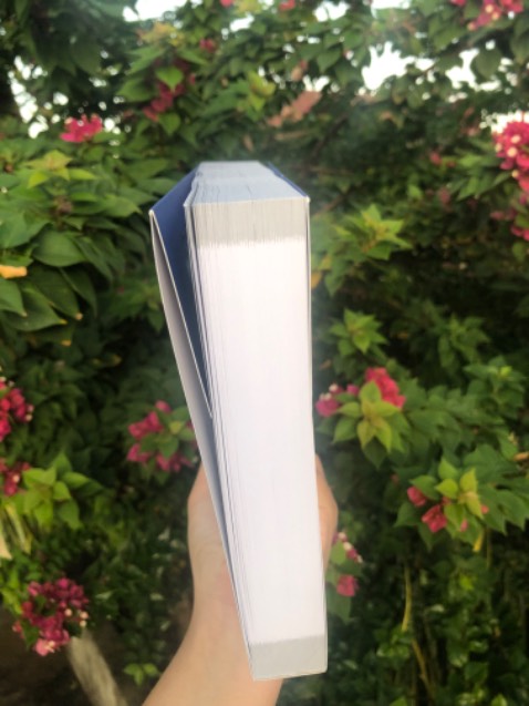 Sách được giao nhanh. Khi nhận sách trong hộp có bọc, tác giả còn gửi tặng 1 tấm thiệp cảm ơn rất xinh. Mình đánh giá cao sự chỉnh chu của shop. Sách có độ dày, chất liệu giấy tốt, bìa rất đẹp tạo cảm hứng cho người đọc. Mình đọc sơ qua thấy nội dung chỉnh chu, dễ hiểu, có cả phần giải thích rất chi tiết. Bố cục rõ ràng, hợp lý và không rườm rà thích hợp cho các bạn muốn lấy lại gốc tiếng Anh từ cơ bản. Nếu bạn đang tìm một cuốn sách dành cho người mới học hoặc đang muốn lấy lại gốc thì mình khuyên bạn nên mua cuốn sách này 🥰 Chắc chắn mình sẽ tiếp tục ủng hộ những đầu sách khác của tác giả và mua thêm cuốn sách này để dành tặng các em của mình. Cảm ơn tác giả và chúc mọi người sẽ có những trải nghiệm tốt giống mình khi đọc cuốn sách này ❤️