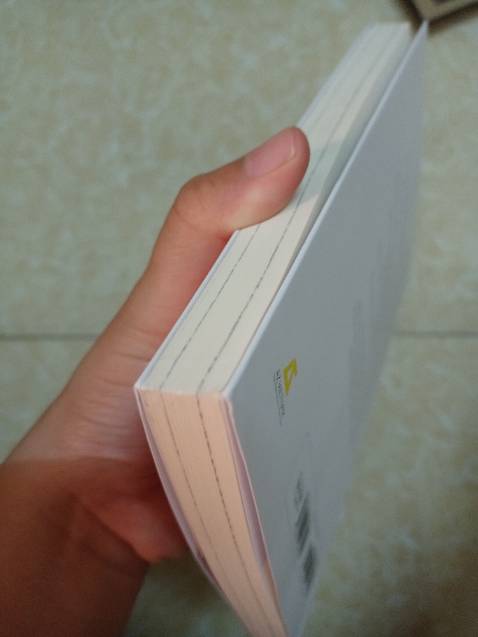 Bởi vì tiki trading không có chế độ trả hàng hoàn tiền nên đóng gói sản phẩm gửi đi cho khách thì được phép sơ sài, gửi đi là không còn liên quan đến mình không thèm quan tâm sách về đến tay khách sẽ bị giảm chất lượng xuống như nào à? Sách không còn seal, đóng trong hộp giấy và vài tờ giấy không hề có bọc chống sốc. Mấy tờ giấy trong hộp có tác dụng gì ?? Nếu mà để cho đỡ xước bìa sách thì rất tiếc là về đến nơi nó nằm ở vị trí chả có tác dụng gì cả