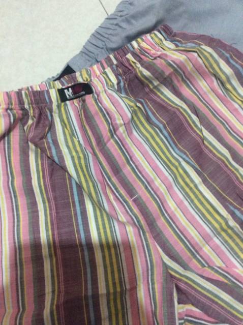 Mình đặt hàng từ 17/9 và mãi tới 10/11 mới nhận được hàng, tiền ship là 44k cũng không hề rẻ. Chất lượng quần thì cug gọi là tạm ổn so với tầm giá, cảm thấy mẫu màu xanh chất lượng vải OK nhất. Còn chiếc sọc màu hồng kia thì thấy lòe loẹt quá