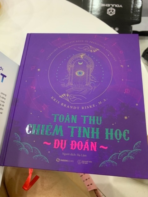 Sách này dành cho người am hiểu về chiêm tinh rồi, chứ như mình ko hiểu gì 😂😂 Để em nó ngâm cứu sau vậy