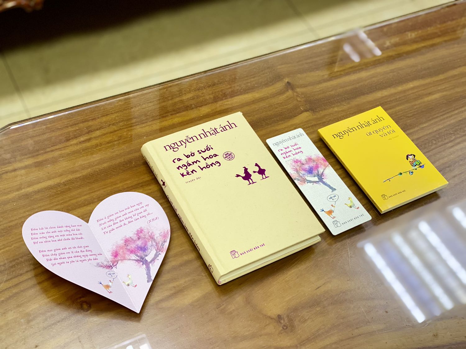 Sách được bọc màng co nhưng đựng trong hộp giấy khá lỏng lẻo. Sách bìa cứng, có áo bìa, chất lượng giấy tốt, in màu toàn bộ. Ngoài ra còn được tặng kèm một số sản phẩm như ảnh. Nhìn chung mình khá hài lòng về hình thức của sách và nhất là đặt sớm nên giá rất ổn.