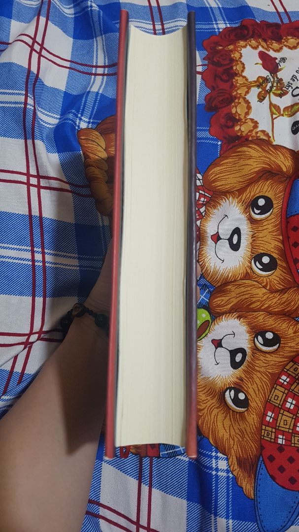 sách đẹp, giao hàng nhanh, có lót thêm giấy để khi giao hàng sách không bị va chạm móp méo mình đánh giá rất cao tiki ở điểm này, nhân viên giao hàng rất lịch sự. tất cả đều rất ưng ý khi nhận sách, tuy nhiên là sách không dc bọc nên cũng có 1 số vấn đền về mấy trang giấy của sách đặc biệt là dễ bị cong, nhưng được cái bề ngoài lành lặn đẹp, có 1 xíu bị trầy ở góc dưới bên phải của sách nhưng bé xíu vẫn chấp nhận được, nội dung thì khỏi phải bàn trên cả tuyệt vời rồi. 5 sao cho tiki ( mình có mua 4 quyển của TG DAN BROWN trong đó thì có 3 quyển tình trạng tương đối giống nhau nên mình nhận xét sản phẩm chung cả 3 quyển )