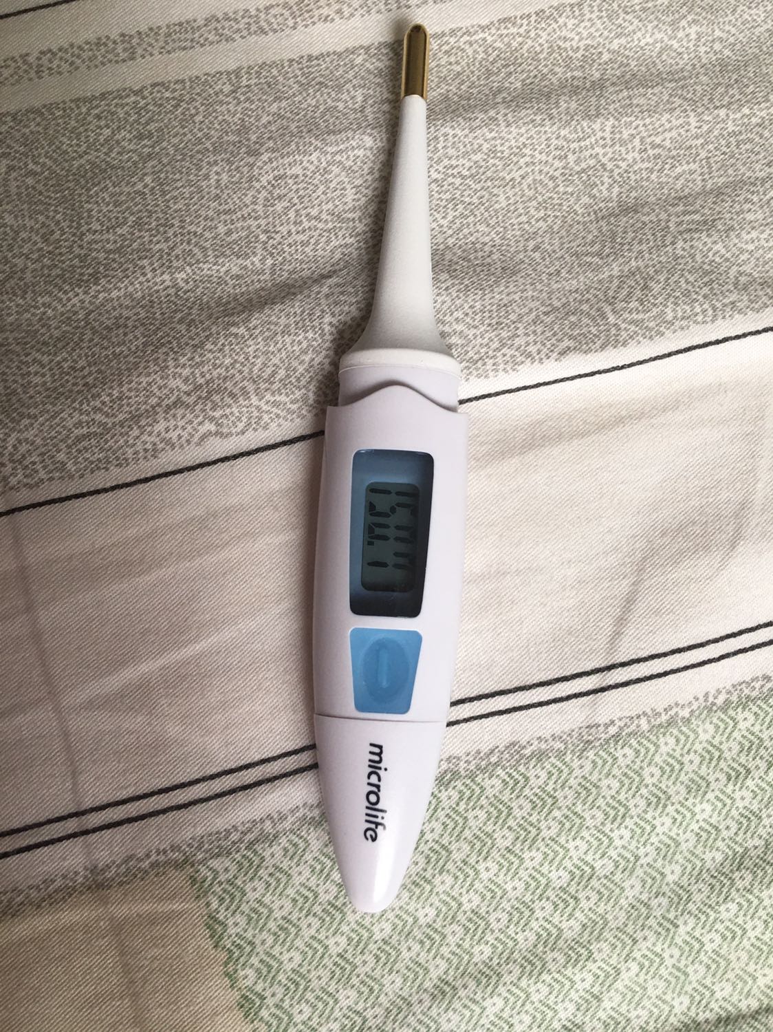 Mua trong dịp covid để kiểm tra thân nhiệt mỗi ngày nhưng trót rước về hàng dỏm, tốn 200k tiền ***. Nếu không phải hàng giả thì cũng là hàng kém chất lượng, không đáng giá 20k chứ gì 200k.

1/ Mặc dù Tiki đã bọc ngoài sp kĩ, cẩn thận nhưng bao bì của sp sờn rách, cũ, có vẻ hàng đã khui mở từ rất lâu. Cây nhiệt kế trông cũng cũ, ở những chỗ đường viền ghép hai nửa mảnh nhựa thì sần sùi không có cảm giác liền khớp nên trông giống hàng nhái là thế. Tờ hướng dẫn sử dụng tiếng việt chỉ có một mặt giấy nhưng đầy lỗi chính tả.

2/ Ngay ngày sử dụng đầu tiên đã có vấn đề, dùng được vài hôm thì xác định là nhiệt kế rởm rồi. Bảng điện tử tự động bật tắt mà mình không bấm tới cái nút, chút va chạm nhẹ như cầm thân nhiệt kế hay đặt lên giường là nó tự động tít tít bật tắt. Làm theo hướng dẫn cũng chẳng đo được, lúc thì nó hiện thân nhiệt hơn trăm độ C, lúc đo được thì chỉ hiện 36.4, đã thử đo lặp nhiều lần, đo thử cho đàn ông đàn bà trong nhà suốt mấy ngày nay thì kết quả chỉ là 36.4 độ C (lâu lâu hiện 36.5 nhưng quanh quẩn giá trị mặc định trên). Trước đây đo nhiệt kế thuỷ ngân cũng chẳng bao giờ thấy thân nhiệt mình ổn định một giá trị như thế. Thấy nghi ngờ độ chính xác của sp này.

3/ Tìm trên mạng cũng không nhiều thông tin về sp này nên không thể xác định được thật giả. Những thông tin tìm được về sp này thì thấy bao bì có vẻ khác. Những trang thương mại điện tử khác bán có 170k thôi. Mọi người nên cẩn thận khi mua cây MT200 này. Tưởng thương hiệu microlife thì được đảm bảo chất lượng nhưng mua hàng giả thì không khác gì cây nhựa với cái bảng điện tử vô dụng đâu.