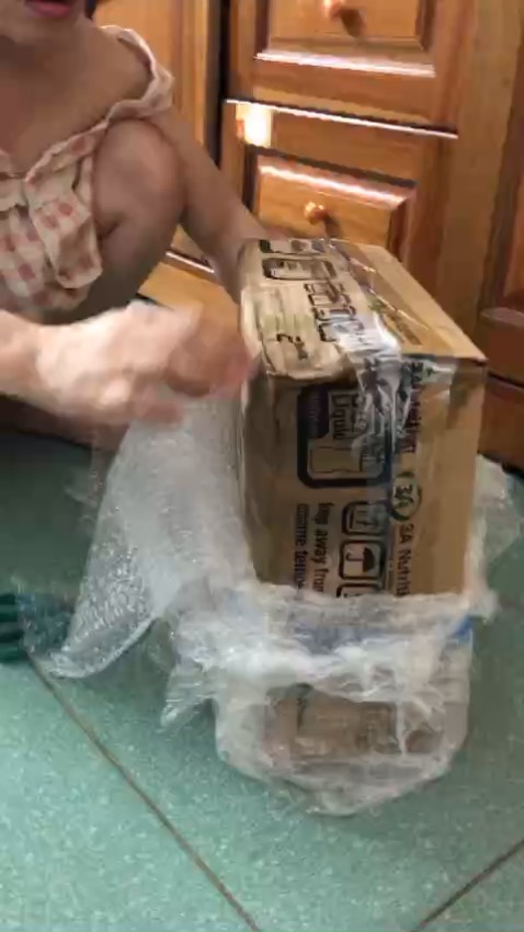 Sữa đắt tiền mà giao cho mình thùng sữa ướt , còn k biết có bị ngấm vào sữa hay có ảnh hưởng gì k. mà ngày sản xuất từ đầu năm đến bjo là đã 7 tháng rùi, mình tưởng phải là data mới. lần đầu mua mà cảm thấy chán