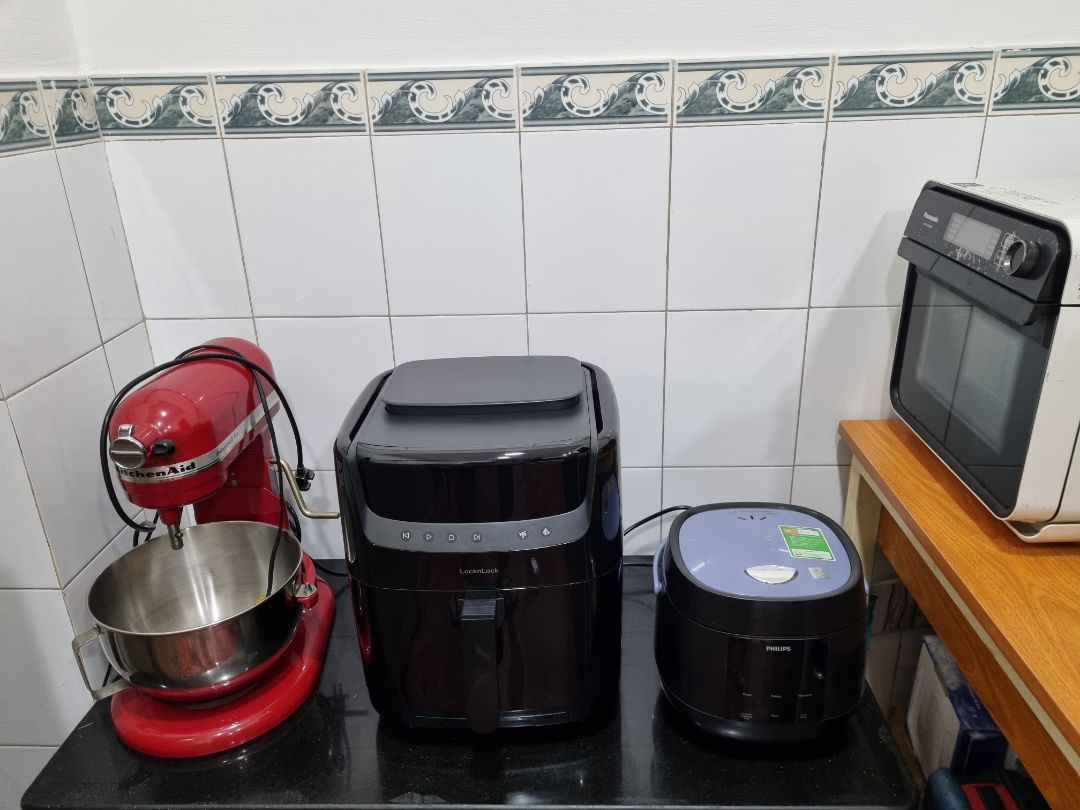 + Nồi khá to bạn nào có gian bếp nhỏ thì nên cân nhắc. Bù lại thiết kế đẹp, sang trọng, hiện đại, bề mặt ngoài hoàn thiện khá tốt nhựa bóng dễ lau chùi. Tuy nhiên khi mở lồng chiên ra thì phần nhựa bên trong hơi thất vọng vì độ hoàn thiện kém, nhựa thừa nhiều. So với Philips độ hoàn thiện 7/10. 
+ Lồng chiên rất rộng rãi, thoải mái, gà nguyên con tầm 1.5-1.8kg mình nghĩ không thành vấn đề. Tuy chỉ có cái vĩ không có tay cầm nên chiên xong phải gắp ra nên hơi bất tiện so với nồi Philips. 
+ Mua có chức năng hấp là quyết định đúng đắn. Trước khi chiên nướng hấp sơ qua thực phẩm sẽ mềm mọng bên trong hơn so với chiên không dầu thuần túy. Ngoài ra dùng chức năng hấp vệ sinh nồi rất tiện luôn, vệ sinh xong lau lại bằng khăn ẩm là xong. 
+ Mình đã chiên thử mẻ khoai tây đầu tiên thành công ngoài mong đợi. Thành phẩm vàng ươm, giòn ngoài, trong mềm xốp không hề bị khô. 1/2 kg khoai tây xắt sợi dầy mình chiên trong 24 phút, nhiệt độ 200, sau 8 phút thì đảo đều lên một lần (đảo tổng cộng 2 lần). Trước khi chiên dùng bao tay xoa đều một chút xíu dầu ăn (1/2 mcp) khoai sẽ mướt đẹp.
+ Mình mua sau giảm giá khoảng 2tr475 tặng kèm thùng gạo (giao sau). + Nồi khá to bạn nào có gian bếp nhỏ thì nên cân nhắc. Bù lại thiết kế đẹp, sang trọng, hiện đại, bề mặt ngoài hoàn thiện khá tốt nhựa bóng dễ lau chùi. Tuy nhiên khi mở lồng chiên ra thì phần nhựa bên trong hơi thất vọng vì độ hoàn thiện kém, nhựa thừa nhiều. So với Philips độ hoàn thiện 7/10. 
+ Lồng chiên rất rộng rãi, thoải mái, gà nguyên con tầm 1.5-1.8kg mình nghĩ không thành vấn đề. Tuy chỉ có cái vĩ không có tay cầm nên chiên xong phải gắp ra nên hơi bất tiện so với nồi Philips. 
+ Mua có chức năng hấp là quyết định đúng đắn. Trước khi chiên nướng hấp sơ qua thực phẩm sẽ mềm mọng bên trong hơn so với chiên không dầu thuần túy. Ngoài ra dùng chức năng hấp vệ sinh nồi rất tiện luôn, vệ sinh xong lau lại bằng khăn ẩm là xong. 
+ Mình đã chiên thử mẻ khoai tây đầu tiên thành công ngoài mong đợi. Thành phẩm vàng ươm, giòn ngoài, trong mềm xốp không hề bị khô. 1/2 kg khoai tây xắt sợi dầy mình chiên trong 24 phút, nhiệt độ 200, sau 8 phút thì đảo đều lên một lần (đảo tổng cộng 2 lần). Trước khi chiên dùng bao tay xoa đều một chút xíu dầu ăn (1/2 mcp) khoai sẽ mướt đẹp.
+ Mình mua sau giảm giá khoảng 2tr475 tặng kèm thùng gạo (giao sau).