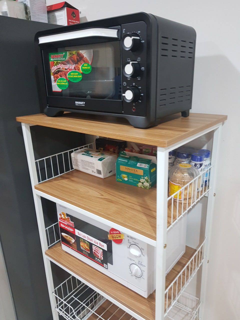 Thấy rất thích luôn, kệ cứng cáp, chân có 4 nút cao su tăng giảm được rất tiện. Mẫu này mình ưng ở chổ vừa có ngăn để máy móc các loại lại còn có ngăn rổ để úp chén hay rau củ khô nữa
Đầy đủ phụ kiện và có cả video hướng dẫn lắp ráp rất chuyên nghiệp
Giao hàng rất nhanh xứng đáng cho 5 sao về dịch vụ và chất lượng sản phẩm