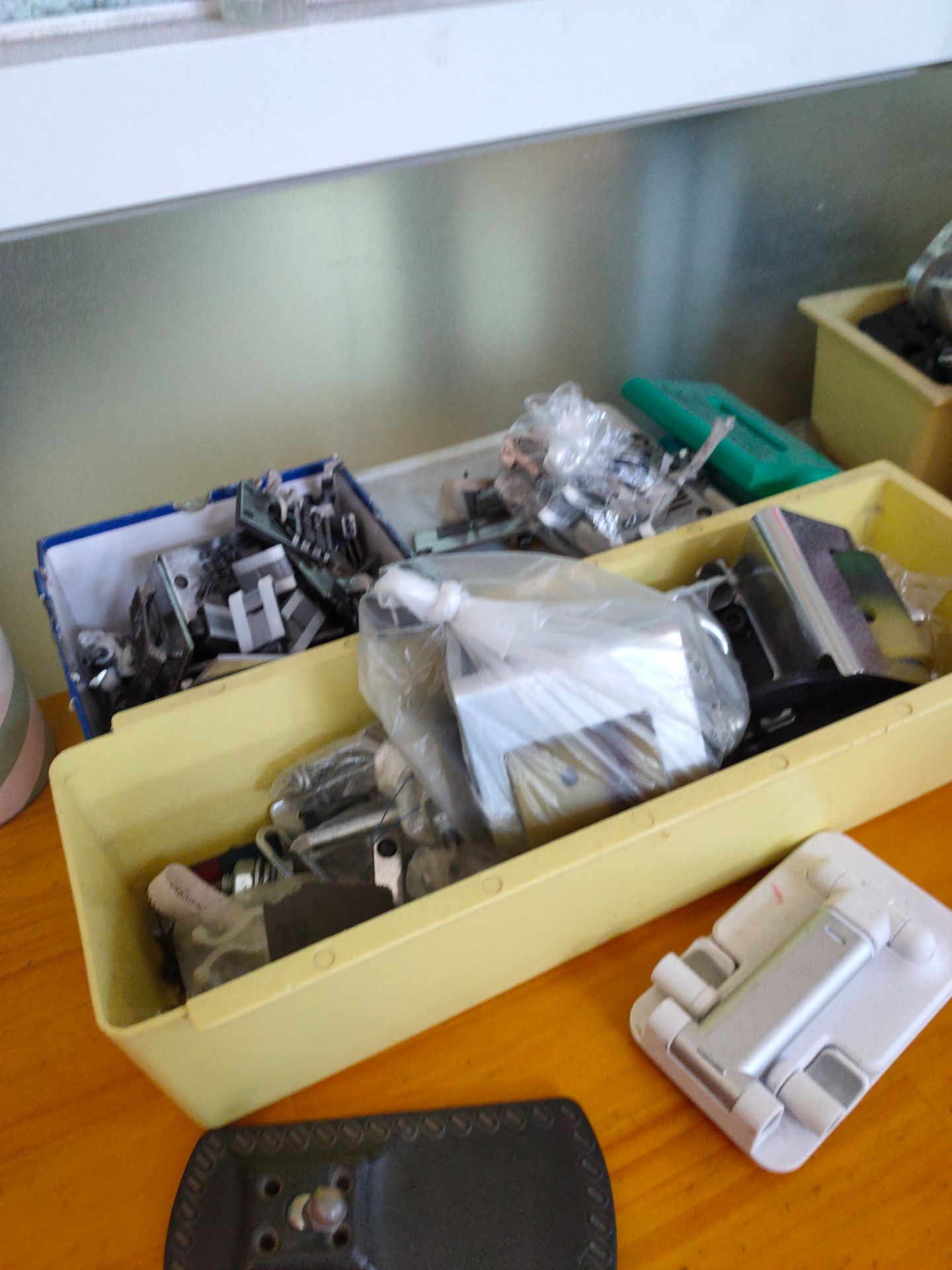 nhìn chi tiết cũng dc.  vặn óc nhỏ nhỏ là ok rồi