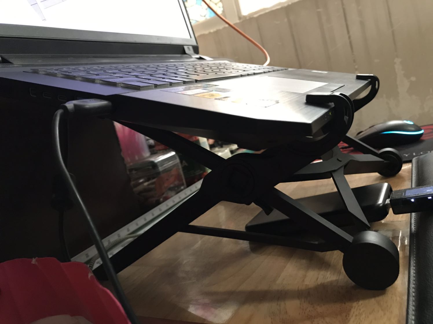 Chân đế gấp lại rất gọn, chắc chắn. Chịu tải được cả laptop 17.3 inch. Các khớp nối chắc chắn. Rất đáng tiền