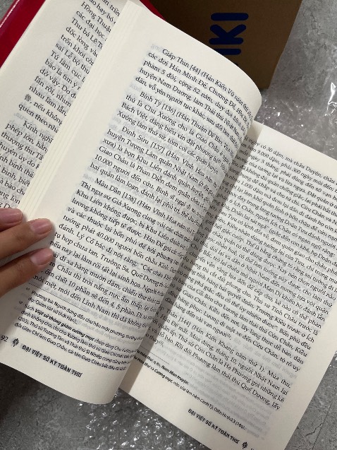 Mình thấy giao hàng khá nhanh, 11:30 đặt thì tầm 13g30 nhận. Đóng gói chỉnh chu và cẩn thận, được tặng kèm 1 lốc sữa nữa. Quyển sách tuy to, dày nhưng cầm nhẹ tay, có thể là vì vậy mà trang giấy hơi mỏng á. Nghe mọi người review là đọc thì uống thêm panadol nên mình cũng không biết có khó nhằn lắm không, thử đọc xem sao ha!