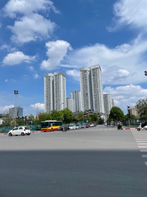 Sách hay lắm, kể về các trường hợp mà nv gặp phải từ đó cho thấy họ k hoàn toàn bị điên hay có bệnh, mà họ hoàn toàn bình thường đôi khi là tài năng. Nhưng nội tâm và nhân cách họ quá phức tạp, lo âu, phiền muộn, đa nhân cách, trầm cảm, điên loạn....dày vò họ.     Nòi chung đọc cuốn. Nhưng sao nay t đọc giữa đêm khuya tự nhiên thấy hơi sợ.😂😂😂