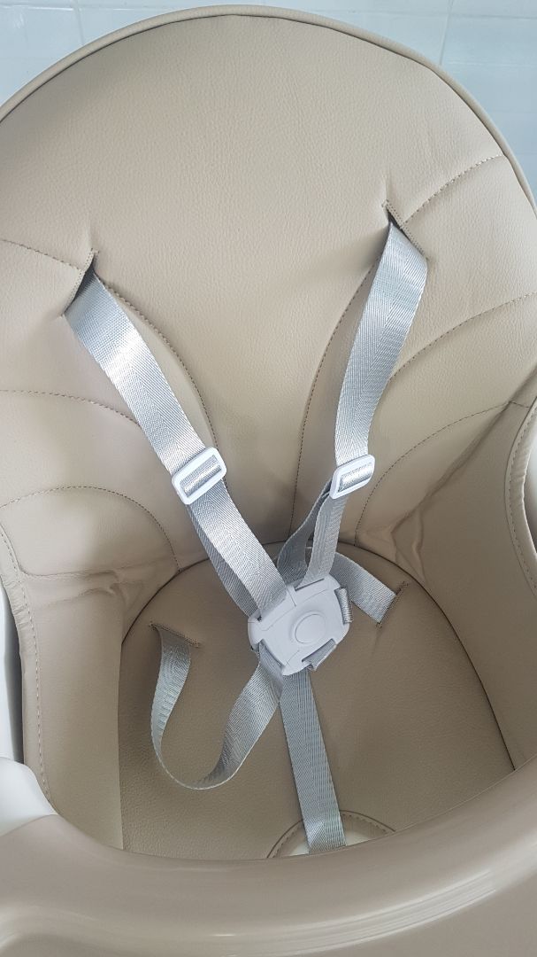 Giao hàng nhanh, đóng gói cẩn thận, dễ lắp ráp. Ghế nhựa chắc chắn, màu nâu nhạt nhìn rất nhã nhặn, phần đệm làm bằng da tổng hợp nên rất dễ lau chùi và giặt, k có mùi. lắp trước thế này cho bé ngồi rất thích.